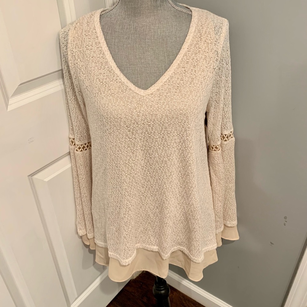 NWT stunning Design Lab v neck sweater with flared sleeves - lined. Classic
